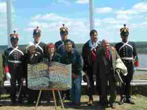 Integrantes de la familia Dalmao junto a integrantes del Cuerpo de Blandengues, al que perteneció Artigas, durante el acto en la Meseta.