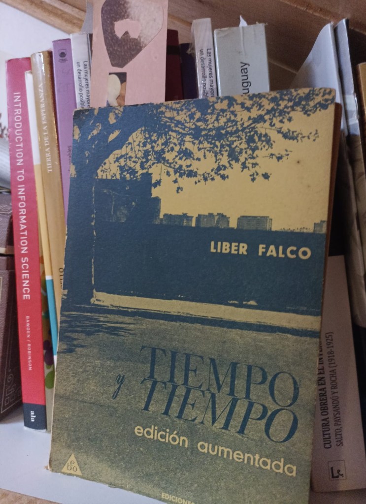 Vista parcial de una biblioteca personal abarrotada, con libros de diversos tamaños y temas. La profundidad de campo es corta, enfocando un estante de madera donde los libros parecen comprimidos.